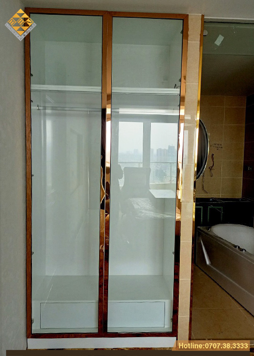 canh kinh tu noi that khung inox vang gold dinh hinh