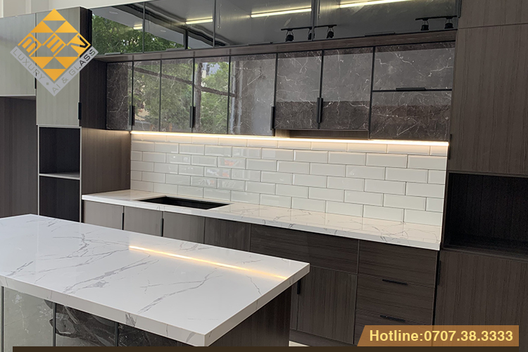 Cánh kính tủ bếp hiện đại công trình thực tế